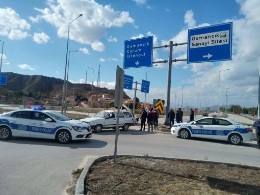 Osmancık Küçük Sanayii Sitesi kavşağında trafik kazası  1